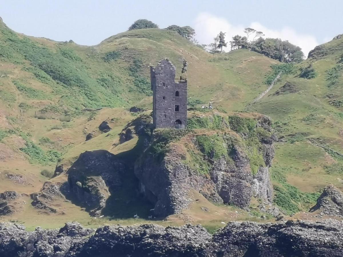 Oban Youth Hostel ภายนอก รูปภาพ The remains of the castle