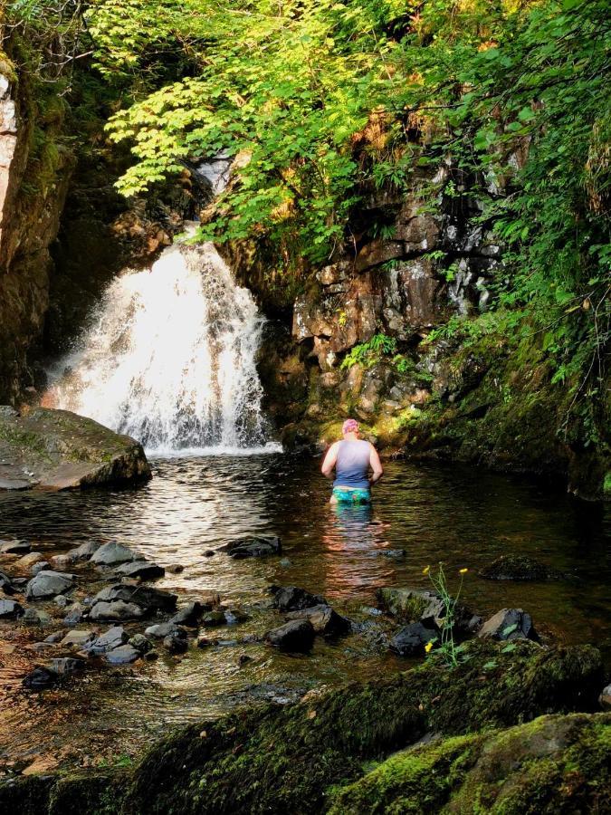 Oban Youth Hostel ภายนอก รูปภาพ Swimming at the base of the falls