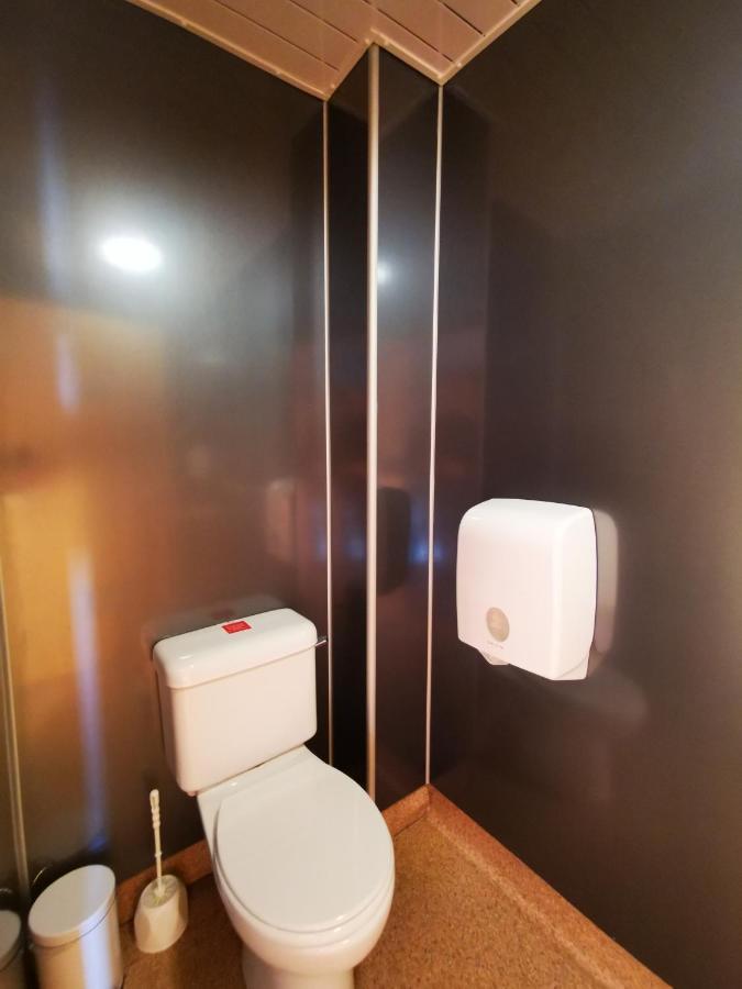 Oban Youth Hostel ภายนอก รูปภาพ A toilet and a hand dryer in a train