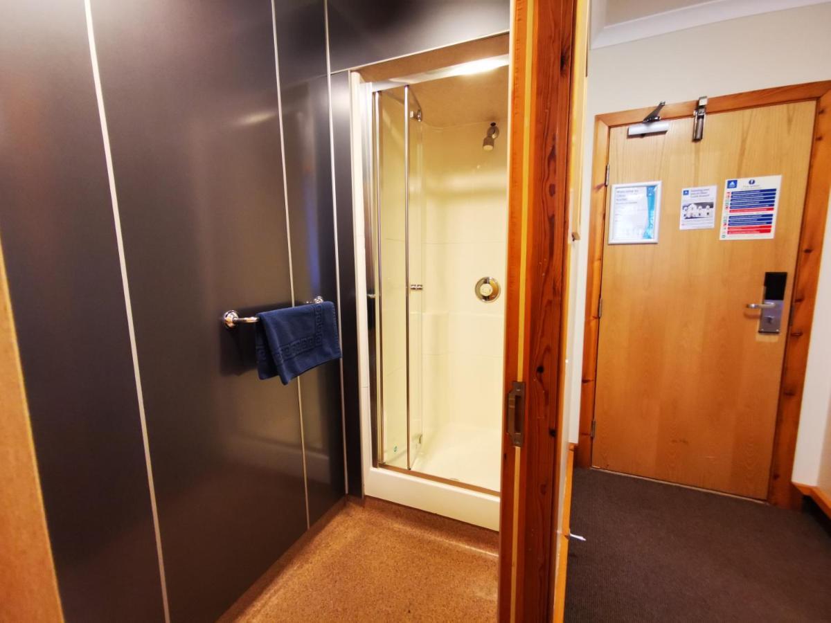 Oban Youth Hostel ภายนอก รูปภาพ A shower cubicle in a hotel room