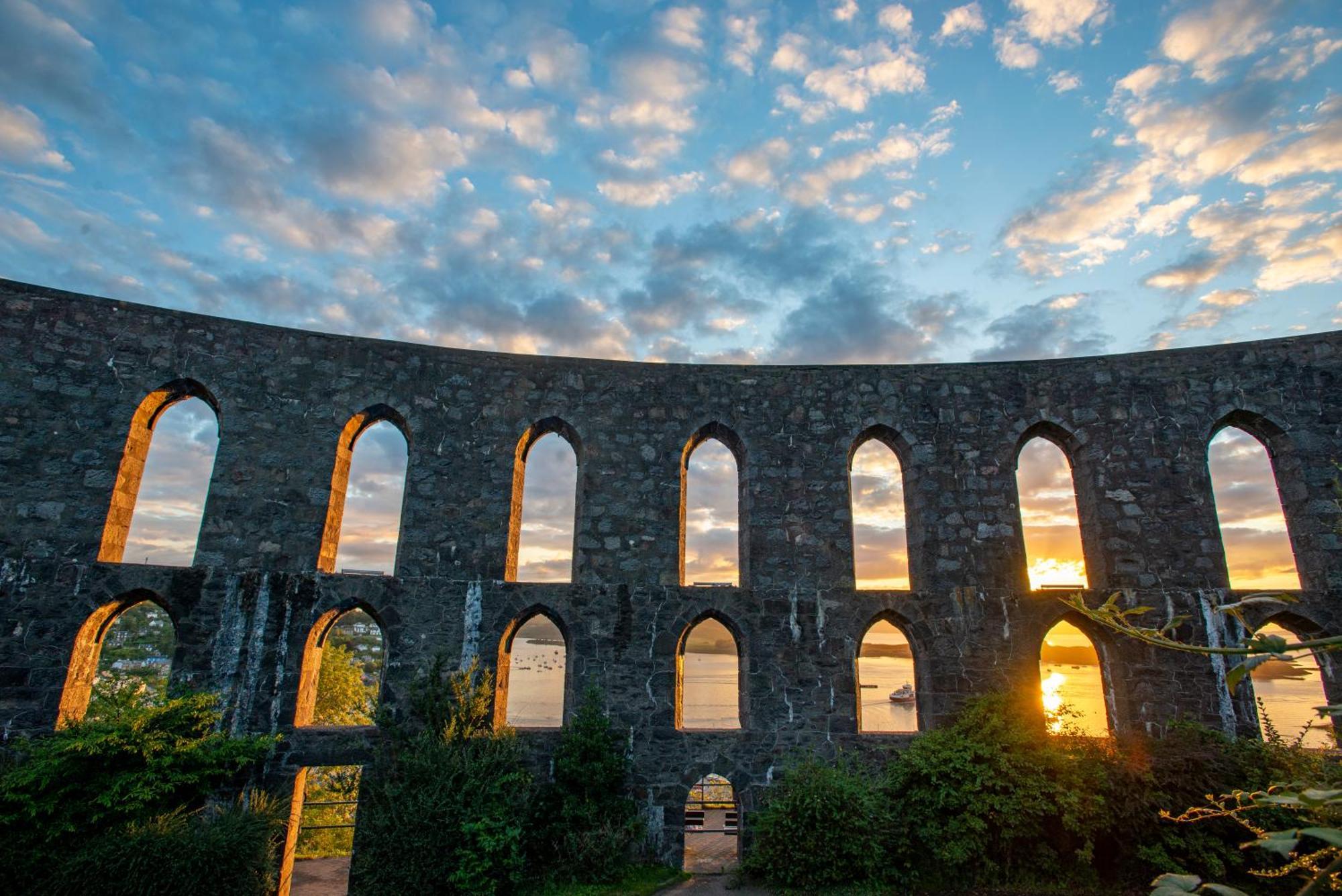 Oban Youth Hostel ภายนอก รูปภาพ The 18th-century Romanesque style of the Amoreiras Aqueduct