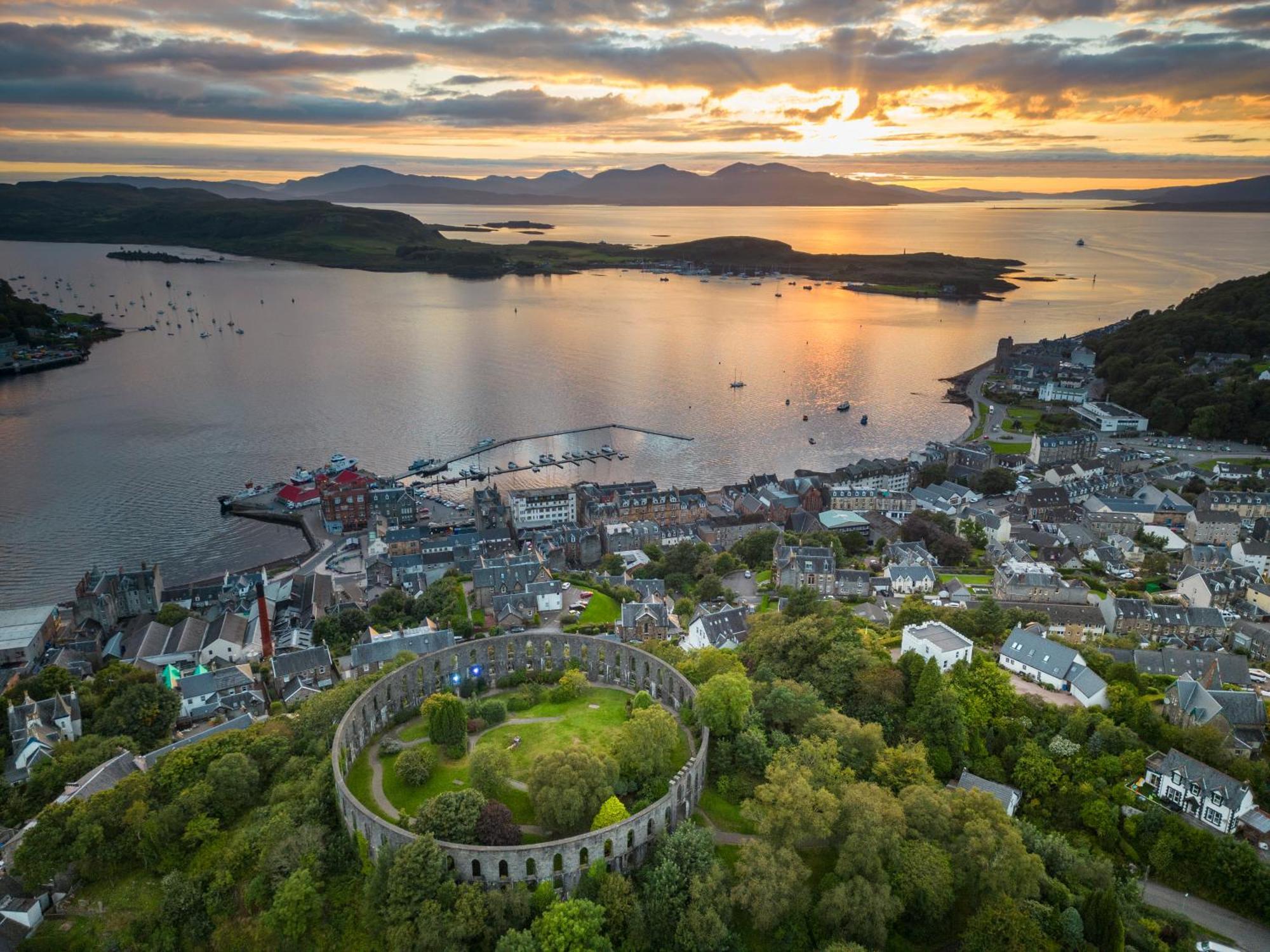 Oban Youth Hostel ภายนอก รูปภาพ Fort Belanabubble, overlooking the town of Portree