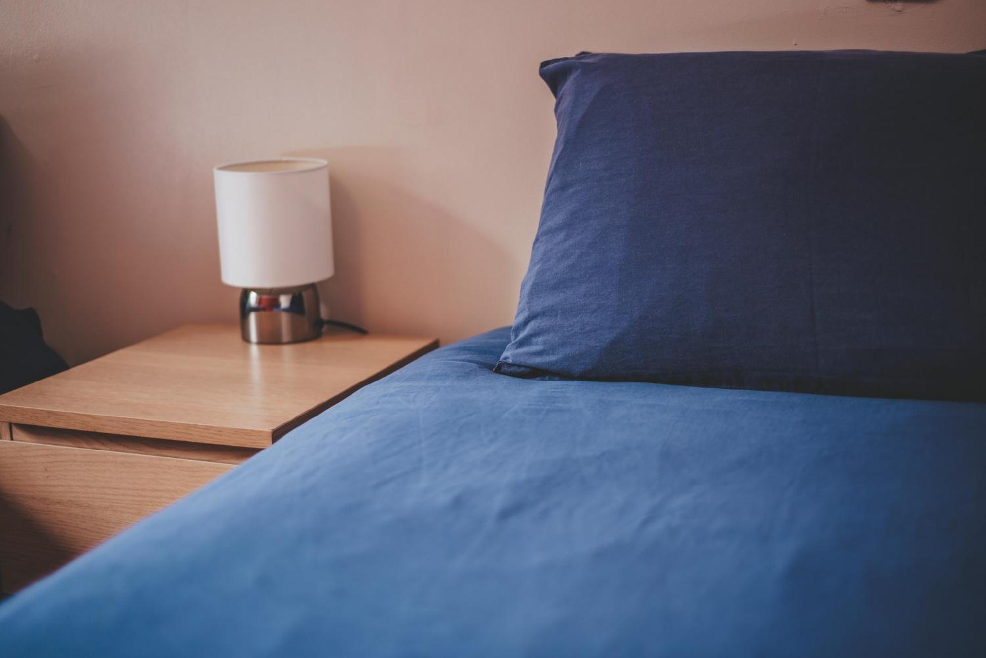 Oban Youth Hostel ภายนอก รูปภาพ A bed with a blue sheet