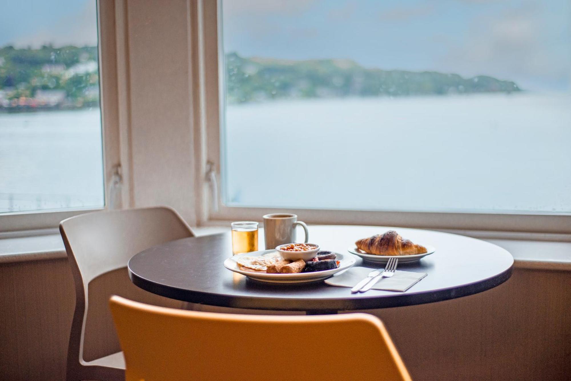 Oban Youth Hostel ภายนอก รูปภาพ A table with a view