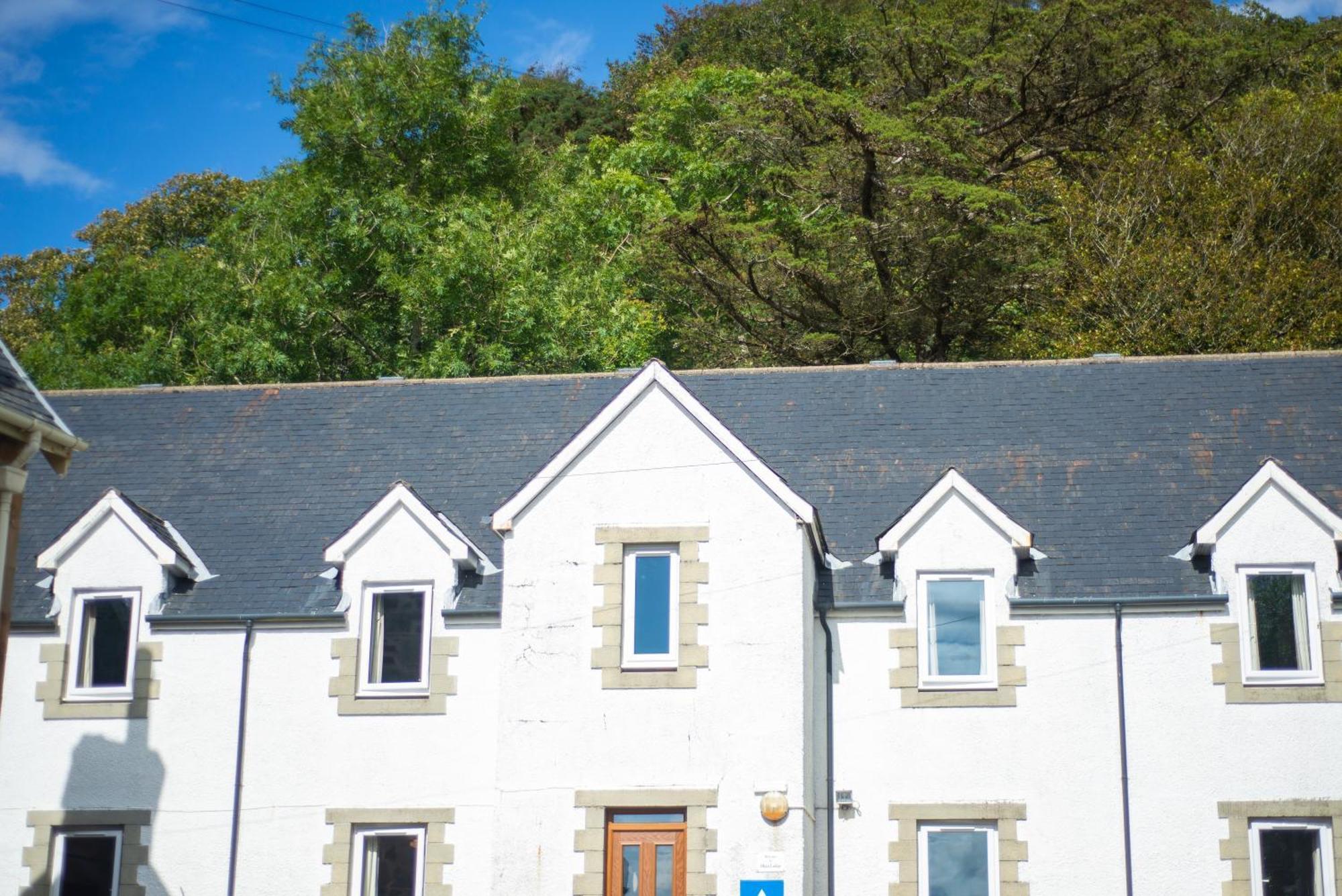 Oban Youth Hostel ภายนอก รูปภาพ The old stable block at the old stable courtyard
